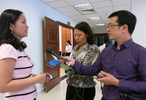 TS Lê Thị Thanh Hương – Phụ trách Đơn nguyên Gen Vinmec Times City trả lời phỏng vấn báo chí về các ứng dụng của công nghệ gen tại bệnh viện, bên lề hội thảo.