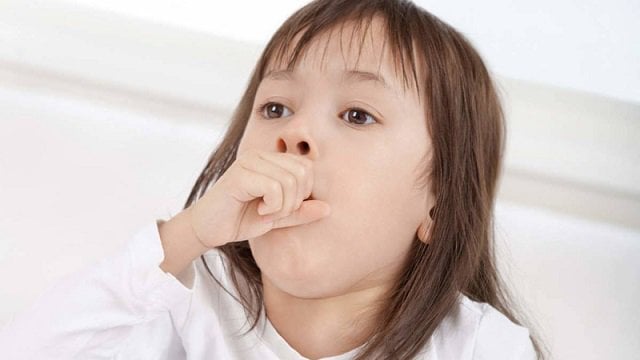 Trẻ xuất hiện ho, sổ mũi kèm theo sốt là dấu hiệu bệnh lý gì?