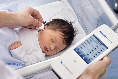 Kiểm tra thính lực trẻ sơ sinh