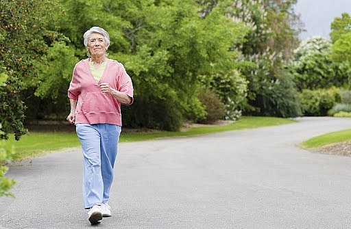 Hoạt động đi bộ hàng ngày mang đến rất nhiều lợi ích cho sức khỏe