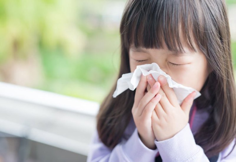 Trẻ viêm mũi, hay hắt xì điều trị như thế nào?