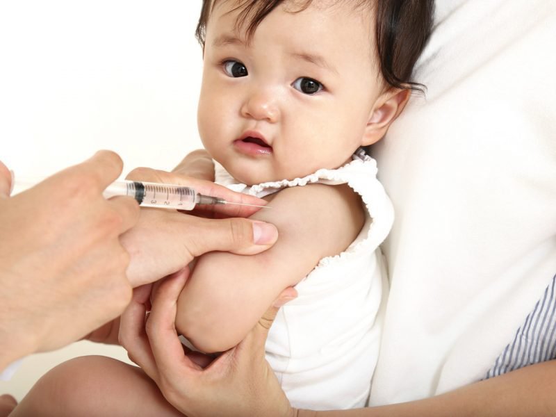 Trẻ bị ho sau khi tiêm vacxin phế cầu nên làm gì?