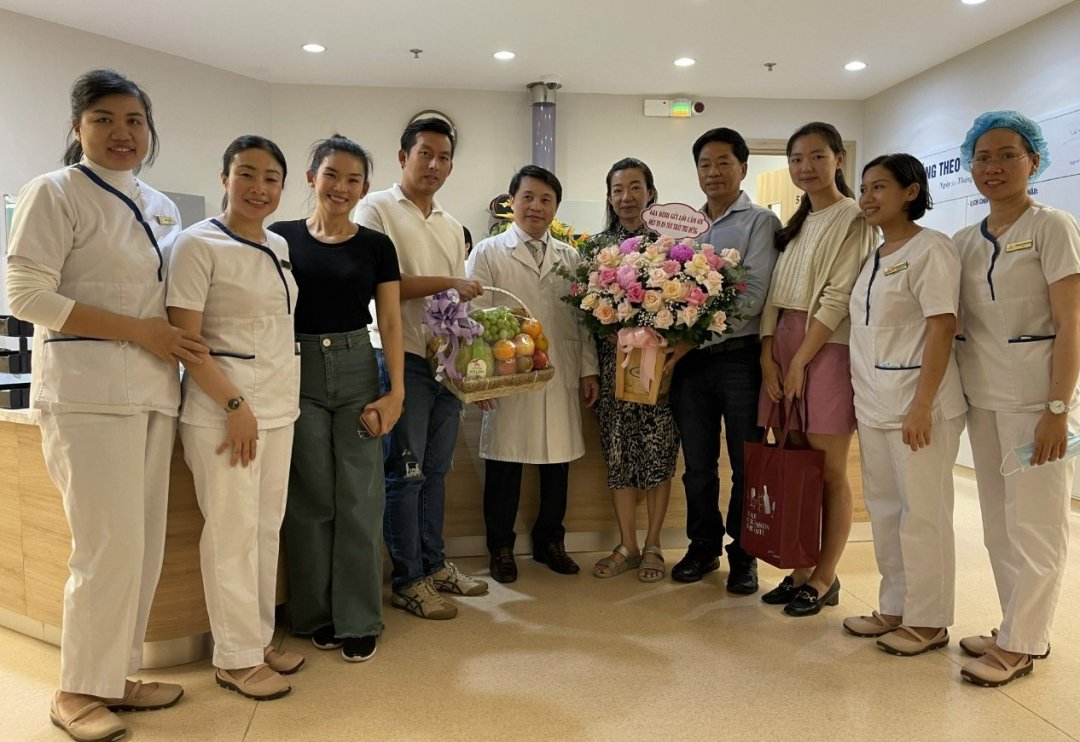 Trong ngày xuất viện, cả gia đình chị Somaly từ Campuchia sang Vinmec Đà Nẵng cảm ơn TS.BS Tôn Thất Trí Dũng và ekip đột quỵ đã cứu sống chị