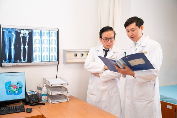 ThS.BS Nguyễn Trần Quang Sáng cùng GS.TS.BS Trần Trung Dũng – Giám đốc Trung tâm Chấn thương chỉnh hình & Y học thể thao Vinmec đang thảo luận về một ca bệnh ung thư xương.