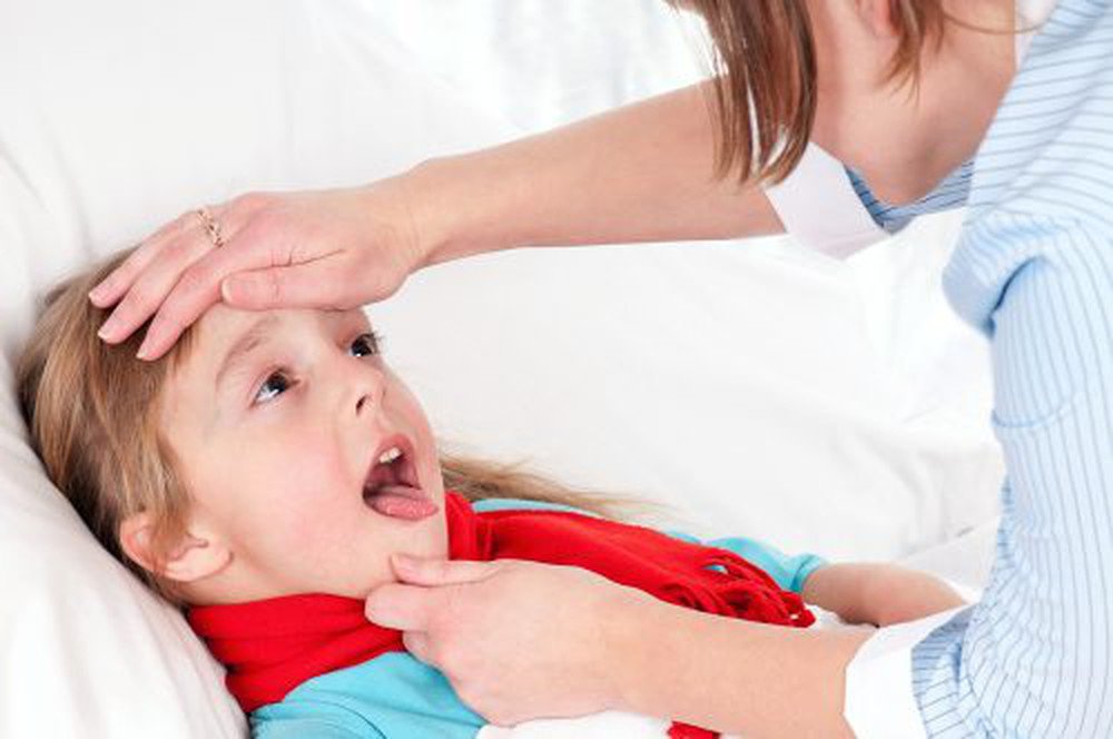 Hướng dẫn chăm sóc trẻ bị viêm mũi họng cấp đúng cách