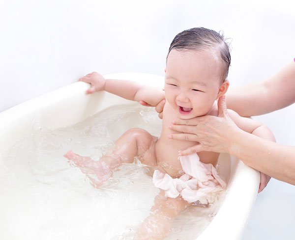 hướng dẫn cách tắm cho trẻ khi bị sốt