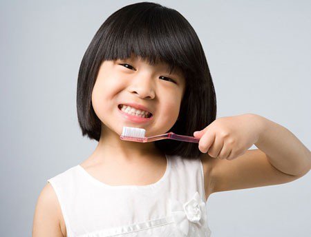 Hướng dẫn mẹ chăm sóc răng miệng cho trẻ theo từng độ tuổi