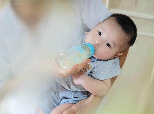 Hướng dẫn xử trí sặc sữa cho trẻ sơ sinh