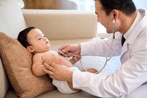 Viêm phổi ở trẻ sơ sinh với triệu chứng ban đầu là bú kém, sốt và thở nhanh