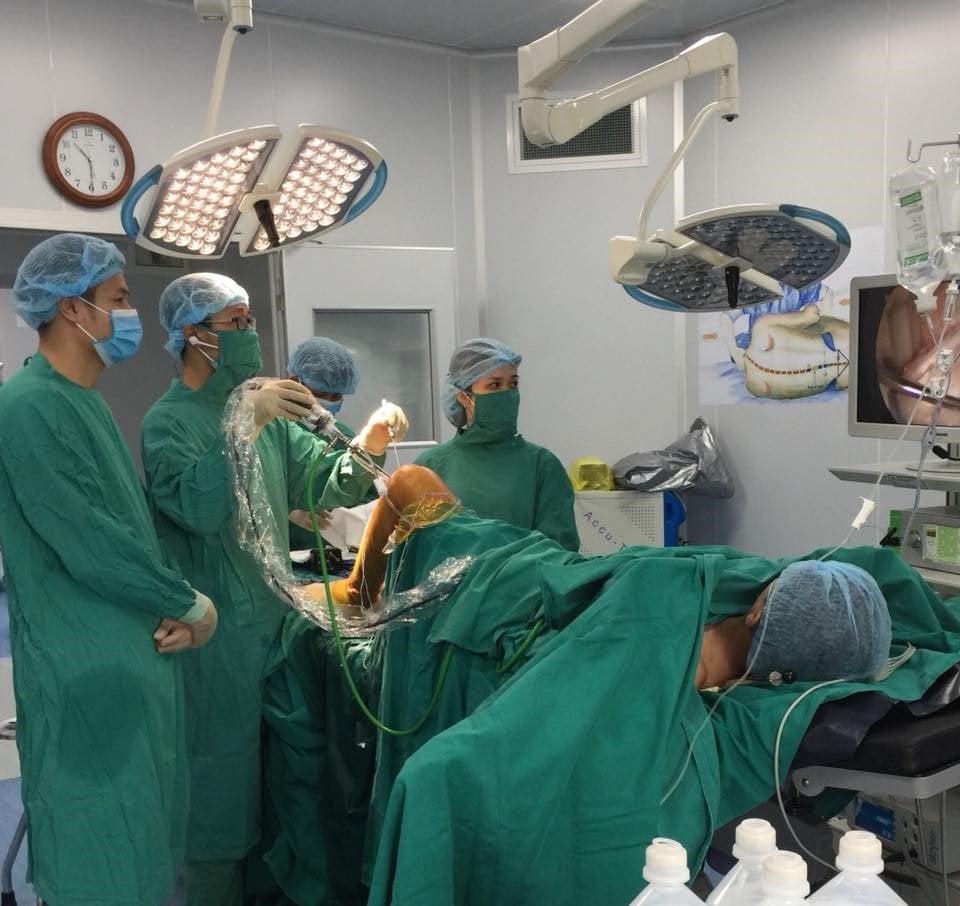 BS.CK1 Nguyễn Đức Hòa thực hiện phẫu thuật nội soi tái tạo dây chằng chéo khớp gối bằng kỹ thuật ALL INSIDE