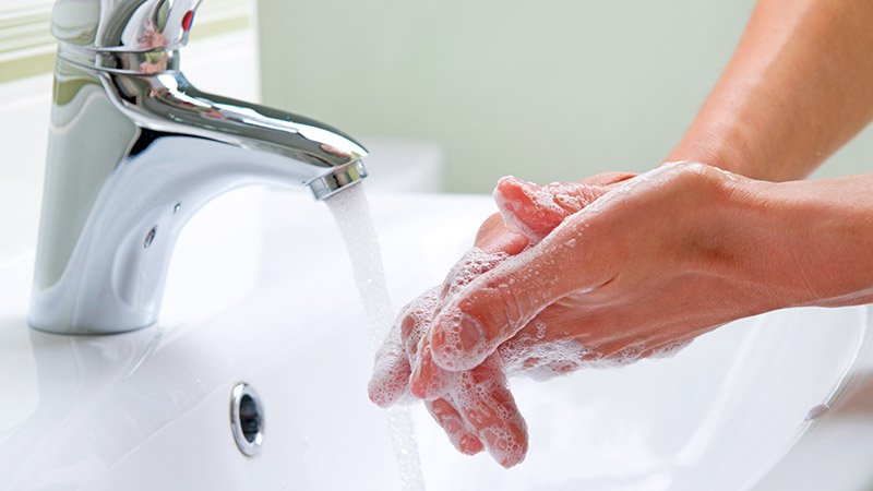 Rửa tay bằng xà phòng trước khi vệ sinh mắt