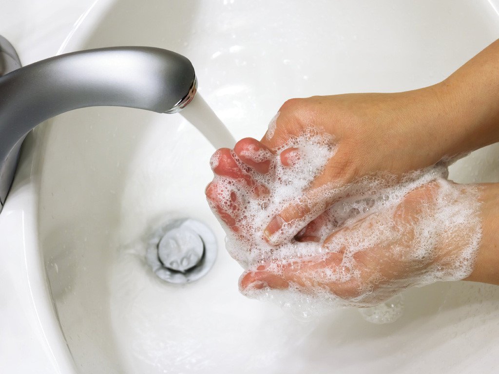 Rửa tay trước khi ăn, khi sử dụng nhà vệ sinh hoặc tiếp xúc với các vật dụng