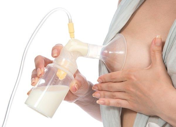 Sử dụng dụng cụ hút sữa trong giai đoạn tắc sữa thời kỳ đầu
