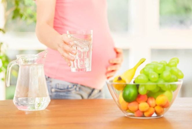 Uống đủ nước giúp giảm nguy cơ thiểu ối cho bà bầu