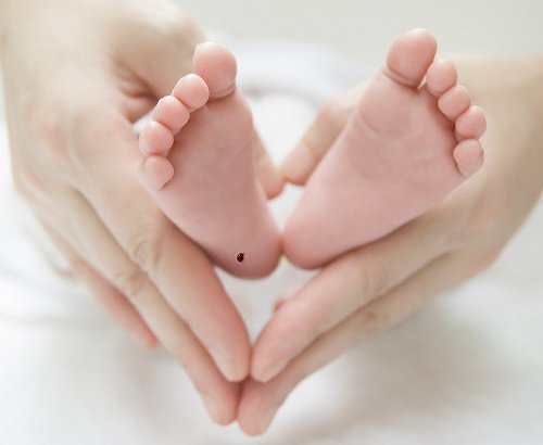 Lấy máu ở gót chân trẻ sơ sinh: Cần lấy mấy giọt? Bao lâu có kết quả?