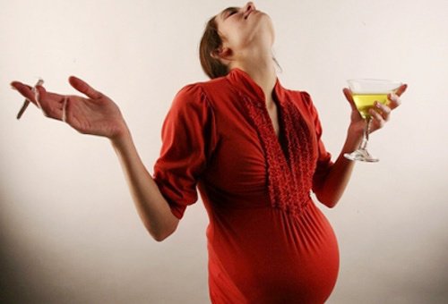 Đối với phụ nữ, chỉ cần tiêu thụ mỗi ngày có 10g rượu bia kèm theo thuốc lá thì cũng đủ để cơ thể hứng chịu bệnh tậ