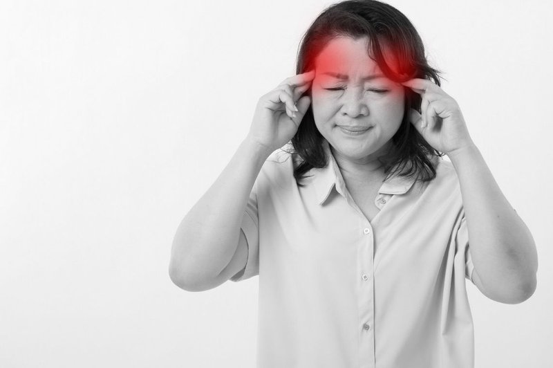 Thường xuyên bị đau đầu, buồn nôn, chóng mặt có nguy hiểm không?