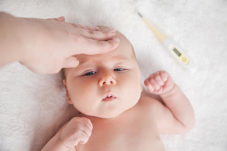 Làm gì khi trẻ sơ sinh bị sốt?