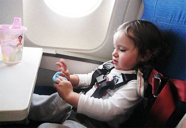 Trẻ sơ sinh đi máy bay: Những điều cần lưu ý