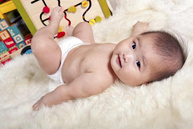 Sự phát triển thần kinh, vận động bình thường ở trẻ em 1-12 tháng tuổi