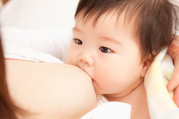 Làm sao biết sữa mẹ hết chất dinh dưỡng? Khi nào nên cai sữa cho bé?