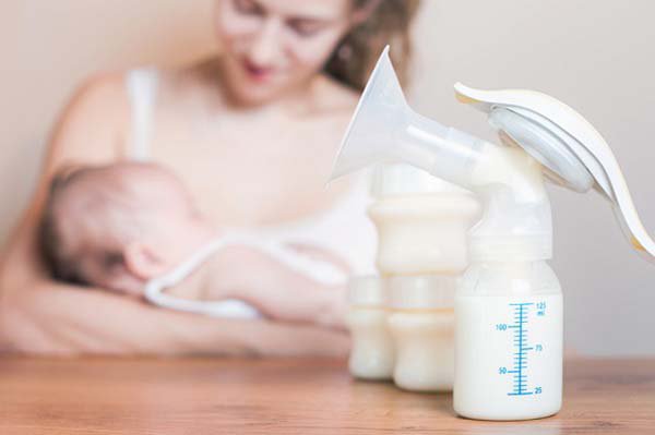 Sữa mẹ hâm nóng để được bao lâu?