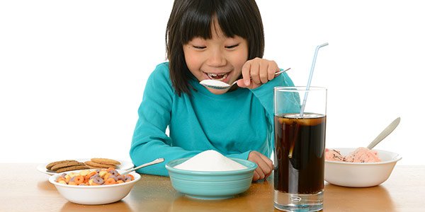 Hạn chế cho trẻ ăn đường và nước giải khát