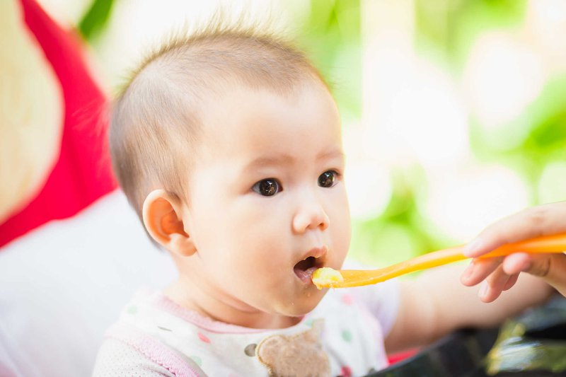 Vitamin và dưỡng chất cần có cho trẻ 6 tháng tuổi khi bắt đầu ăn dặm