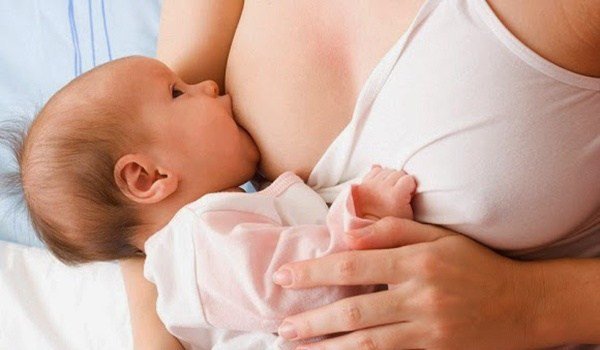 Mẹ thiếu sữa sau sinh, nên bổ sung gì cho trẻ?