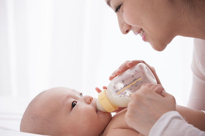Mẹ thiếu sữa sau sinh, nên bổ sung gì cho trẻ?