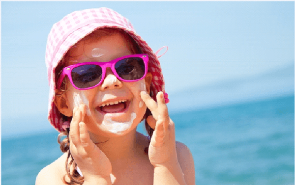 Có nên dùng kem chống nắng cho trẻ nhỏ?
