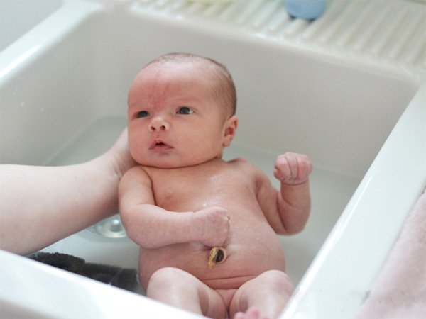 Tắm bé sơ sinh