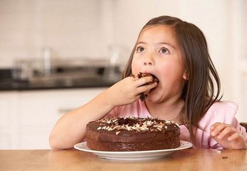 Trẻ ăn nhiều bánh ngọt