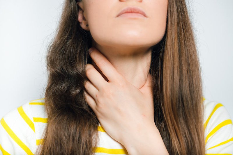 Viêm họng gây đau đầu ù tai
