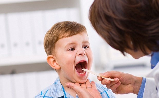 Trẻ bị viêm họng nên đi khám bác sĩ