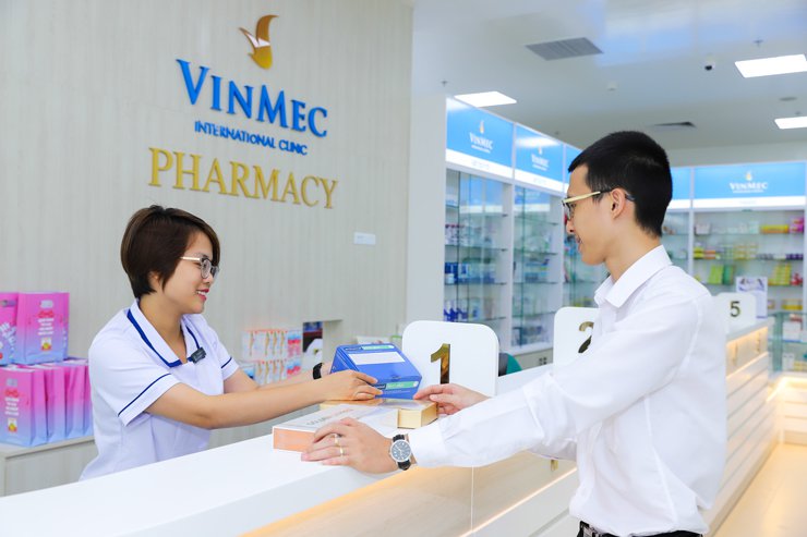 Dược sĩ tư vấn sử dụng thuốc tại Nhà thuốc Bệnh viện đa khoa Quốc tế Vinmec
