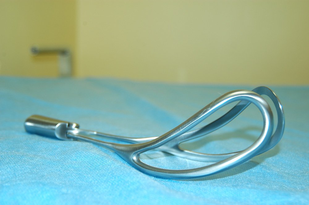 Dụng cụ sử dụng trong thủ thuật sinh giúp bằng forceps.