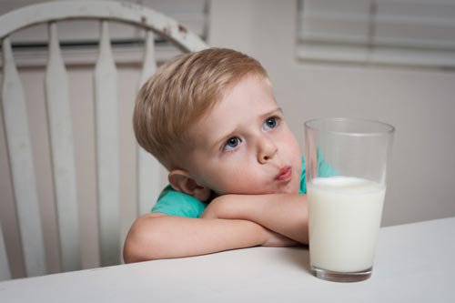 Khi nào trẻ nên dùng sữa tươi