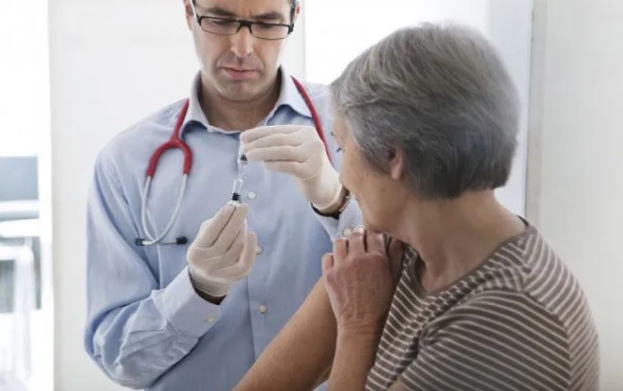 Người trên 65 tuổi cũng cần tiêm vắc-xin