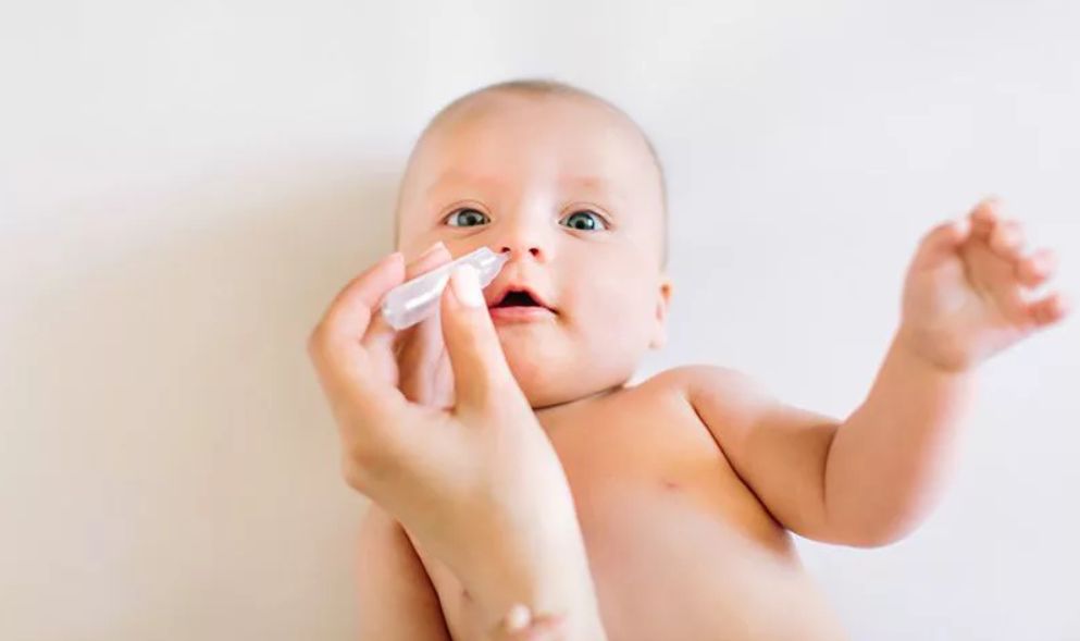 Nhỏ nước muối sinh lý cho trẻ sơ sinh