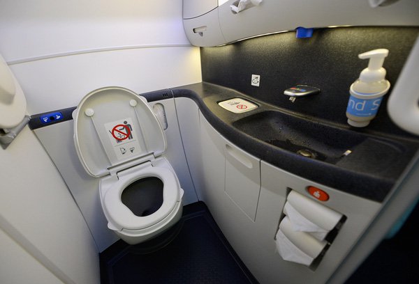 bồn rửa mặt trên máy bay có nguy cơ lây nhiễm virus không