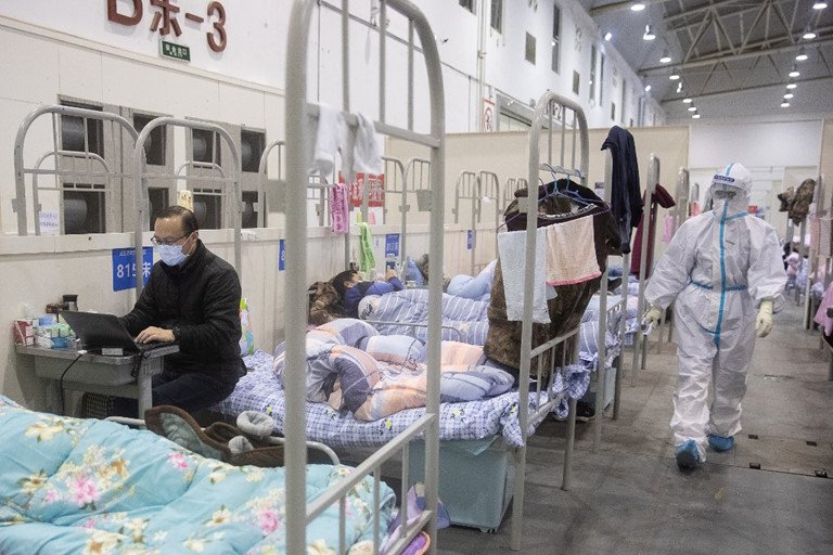 Các bệnh nhân tại một bệnh viện dã chiến ở Vũ Hán (tỉnh Hồ Bắc, Trung Quốc)