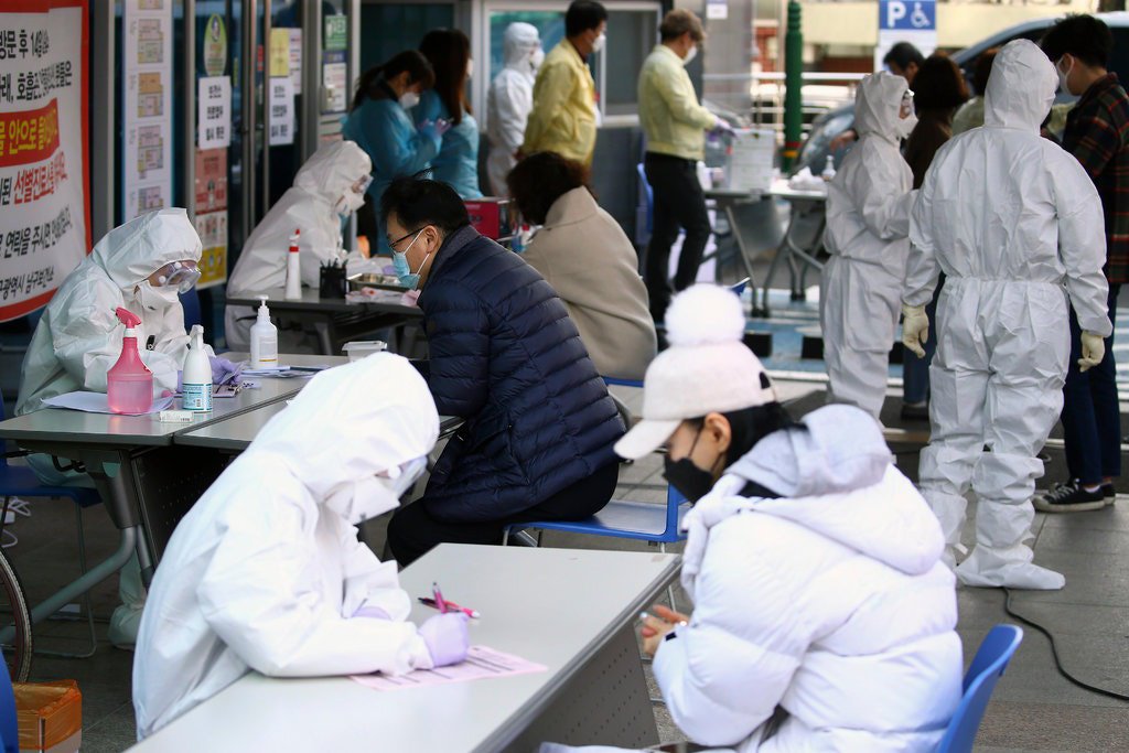 Nhân viên y tế làm việc tại cơ sở xét nghiệm sơ bộ cho các bệnh nhân nghi ngờ nhiễm virus corona ở Seoul,