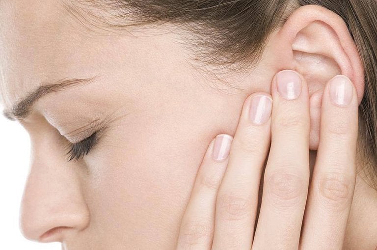 Bị viêm tai giữa kèm theo đau nửa đầu phải làm sao?