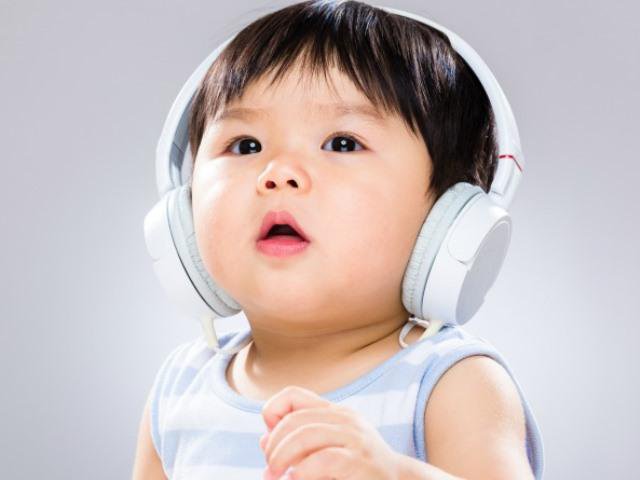 Trẻ nghe nhạc
