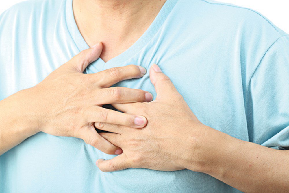Có tiền sử bệnh tim mạch bị khó thở, đau tức ngực phải làm sao