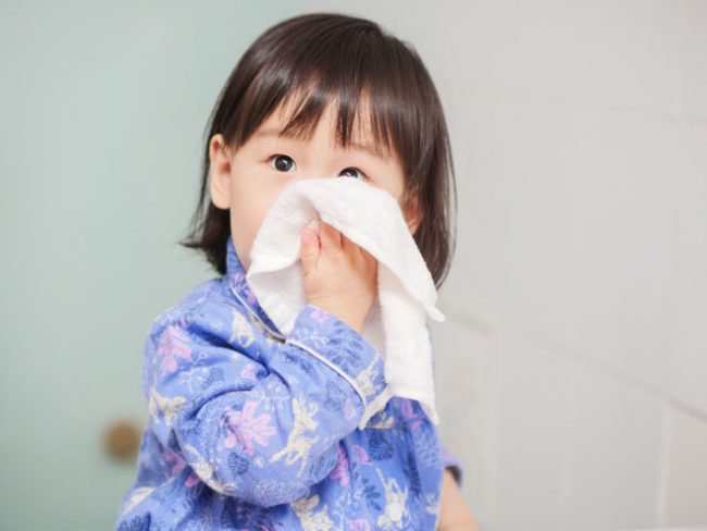 Trẻ tiêm phòng cúm về bị sốt cao, ho và chảy nước mũi