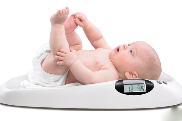Nên làm gì khi trẻ 1 tháng tuổi không tăng cân?