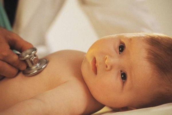 Trẻ sơ sinh viêm phổi không xác định dùng thuốc 03 ngày không khỏi cần làm gì