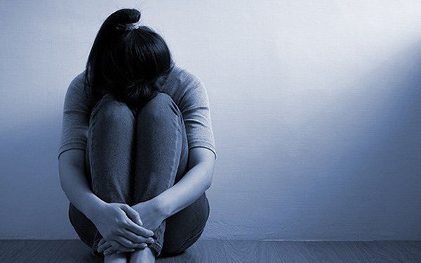 Thích ngồi một mình, có suy nghĩ tự tử là triệu chứng của bệnh gì?